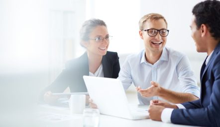 praca zatrudnienie b2b umowa o pracę ludzie biuro