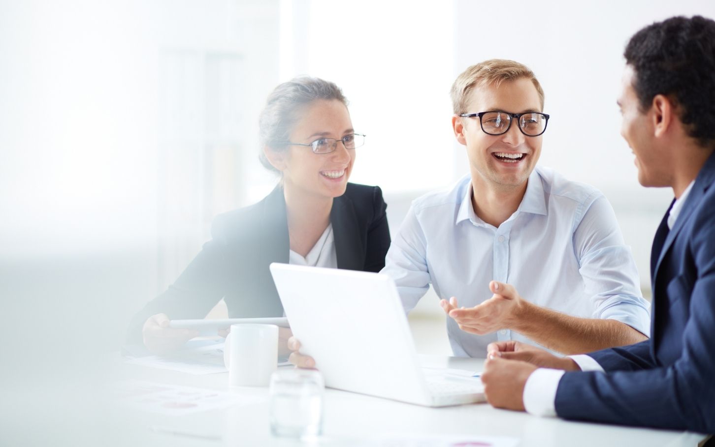 Umowa o pracę vs B2B – analiza skutków podatkowych i składkowych w 2025 roku