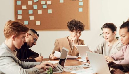 webinar zatrudnianie ludzie biuro pracownik pracodawca